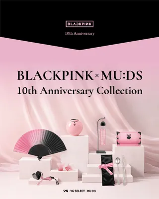 박물관이 블랙핑크와 손잡았습니다 💗🏛️
조선 왕비의 예복이 분홍 부채로, 달항아리가 하트 참빗으로 옮겨왔습니다. 블랙핑크가 국립박물관 상품 브랜드 뮷즈(MU:DS)와 만든 헤리티지 컬렉션이 8월 8일 오전 9시 사전 판매를 시작합니다. 2016년 8월 8일 데뷔한 그룹의 10주년과 같은 날짜죠. 부채·풍경·소주잔·수저 등 7종으로, 2만8,000원부터 10만원까지입니다.
모티프는 적의(翟衣)입니다. 조선 왕실과 대한제국 황실에서 가장 높은 지위의 여성만 입던 예복으로, 국립중앙박물관 소장 12등 적의 옷본은 국가민속문화유산으로 지정됐습니다. 꿩과 오얏꽃 무늬가 블랙핑크의 분홍과 검정으로 다시 그려졌죠.
판매는 YG 셀렉트 온라인숍에서 4개 언어로 진행되고, 9월부터 합정·인사·명동 등 오프라인 매장에서도 만날 수 있습니다. 이미지
