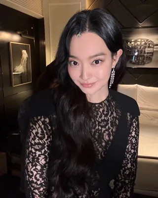 신민아·김우빈😘결혼 후 첫 동반 무대 블랙 레이스와 화이트 턱시도 🖤🤍 상극 드레스코드 부부 싸움인가요?! 7월 31일 인천 영종도 파라다이스시티에서 열린 제5회 청룡시리즈어워즈에 신민아와 김우빈이 나란히 참석했습니다. 지난해 12월 20일 비공개 결혼식 이후 두 사람이 같은 공식 행사에 선 건 처음. 신민아는 블랙 레이스 드레스, 김우빈은 화이트 턱시도 재킷을 입었어요. 신민아는 시상식 마지막 순서인 대상 시상자로 무대에 올랐습니다. 김우빈은 《다 이루어질지니》로 남우주연상 후보에 올라 객석을 지켰고요. 대상은 김고은에게 돌아갔습니다. 10년 공개 열애 끝에 부부가 된 두 사람. 신민아 차기작은 《재혼 황후》입니다. 이미지