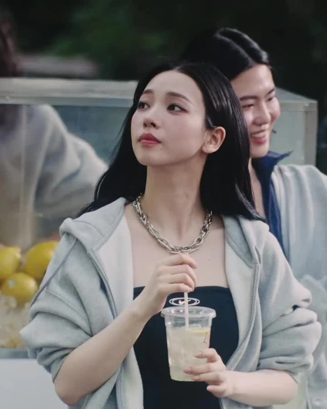 카리나가 입은 회색 츄리닝?!🩶🍋 5월 뉴욕에서 목격됐던 그 촬영, 나이키가 드디어 풀었습니다. 가판대 앞에 선 카리나가 그레이 후드 셋업 차림으로 손님에게 레모네이드를 건넸습니다. 화면 아래엔 '그냥 스웨트 셋업, 아닐 때까지는(It's Just A Sweatsuit Until It's Not)'이라는 캠페인 문구가 깔렸죠. 이 셋업이 나이키가 새로 내놓은 스튜디오 플리스(Studio Fleece)예요. 전 세계 여성 300여 명의 의견으로 다시 짠 라인이고, 색은 블랙과 그레이 둘로 좁혔습니다. 스포츠웨어에서 주춤했던 나이키가 후디 한 장에 다시 걸었죠. 알리사 리우, 샤캐리 리처드슨, 예트도 같은 캠페인에 섰고요. 국내 발매는 9월 1일부터, 레모네이드는 각자 챙기시면 되겠습니다. 나이키 스튜디오 플리스: • 스튜디오 플리스 풀집 후디 • 스튜디오 플리스 스웨트팬츠 • 스튜디오 플리스 크루넥 스웨트셔츠 이미지