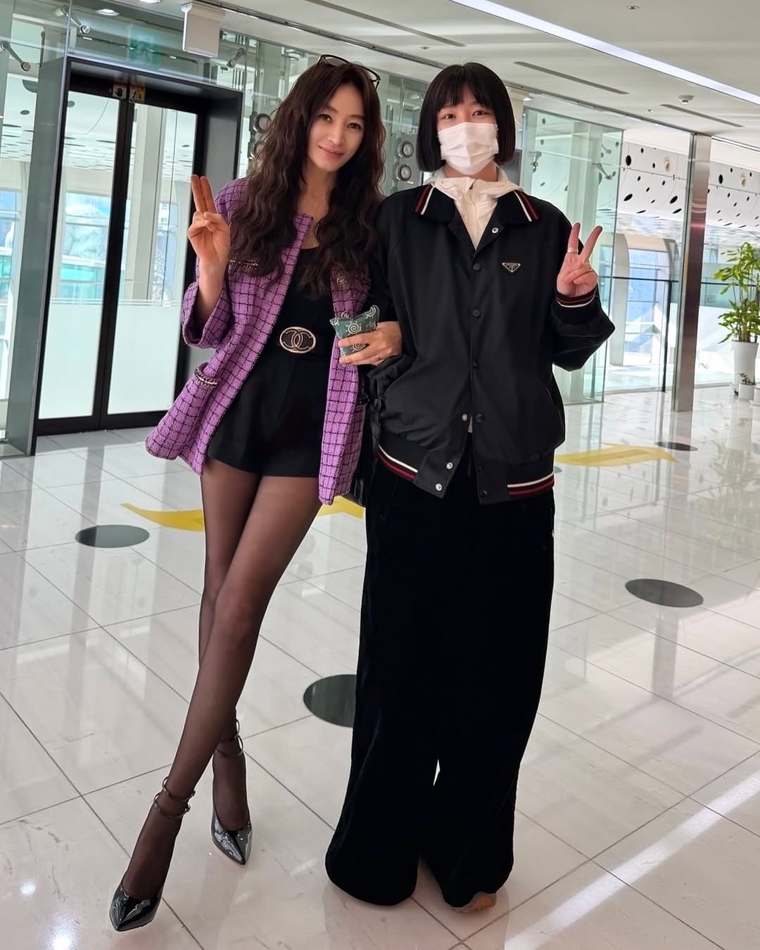 독보적 혜수언니 미모💜뼈말라 근황
혜수 언니 앞에선 불륜도 뒷전이에요…😘
100만 구독자. 김혜수가 맡은 배역 ‘경희’입니다. 지난달 31일 공개된 쿠팡플레이 《지금 불륜이 문제가 아닙니다》에서 자수성가한 인테리어 인플루언서를 연기합니다. 이웃 의사 부부 역은 조여정·김재철. 김혜수는 “제목부터 눈에 들어왔다”고 밝혔어요.
정작 시선을 뺏는 건 김혜수 언니의 뼈말라 근황입니다. 예쁜 미모의 독보적 매력 참고하세요. 이미지2