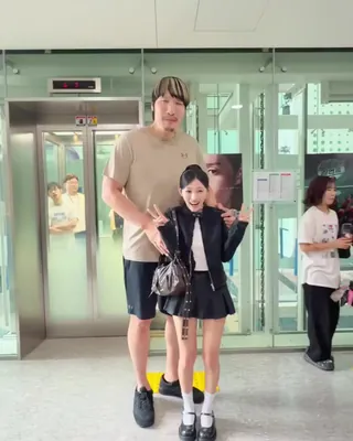 홍만 오빠 앞🩷귀여운 리센느 키링
최홍만이 새로 모은 건 리센느였습니다🤟홍만 야호~!
218cm 옆에 다섯 명이 섰습니다. 최홍만이 리센느(RESCENE)와 찍은 영상을 올렸습니다. “오이데 오이데 리센느 야호~ 너무 다들 착하고 순수해”, “완전체 리센느, 어쩜이리 착하노 귀요미+5”라고 적었어요. 최홍만은 “또 인연이 되믄 방송에서 만나자”고 덧붙였습니다. 이미지