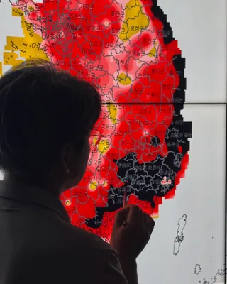 41.6도, 122년 만의 기록🌡️🔥
40도 넘는 시각이 매일 빨라집니다🥵
41.6도. 지난 1일 오후 2시 9분 경남 양산에서 나온 숫자입니다. 1904년 근대 기상관측이 시작된 뒤 122년 만의 국내 최고 기록. 2018년 8월 1일 강원 홍천이 세운 41.0도를 8년 만에 갈아치운 게 불과 하루 전인 7월 31일 41.4도였는데, 그 기록마저 24시간을 못 버텼습니다.
더 불길한 건 시각입니다. 양산이 40도를 넘어선 시점은 7월 29일 오후 3시 26분, 30일 오후 1시 10분, 31일 낮 12시 36분, 1일 낮 12시 14분, 그리고 2일 오전 11시 47분. 나흘 사이 3시간 39분이 앞당겨졌어요. 40도 이상이 닷새 연속 이어진 건 기후통계 관측지점 기준으로 처음입니다.
기상청은 북태평양고기압과 티베트고기압이 한반도를 이중으로 덮은 상태에서, 천성산·신불산에 둘러싸인 분지인 양산에 서풍이 산을 넘으며 달궈지는 푄(Foehn) 현상까지 겹쳤다고 분석했습니다. 이미지