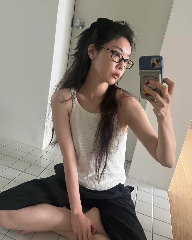 내추럴 소진, 여름 라이프스타일 룩🌿
김부장 촬영 모두 마친 남편 이동하와 함께 휴가를 간 듯한 소진.
과하게 꾸미지 않아도 내추럴한 분위기를 완성해 주는 소진의 여름 '키 아이템' 3가지를 소개합니다.
올여름 코디가 고민될 때마다 꺼내볼 수 있도록 지금 바로 저장해 두세요!
• 파르티멘토 VTG 워시드 선라이트 볼 캡 네이비, 3만 원대
• 스무스무드 카인드 슬리브리스 아이보리, 5만 원대
• 보테가 베네타 미니 루프 카메라백 포리지, 280만 원대 이미지6