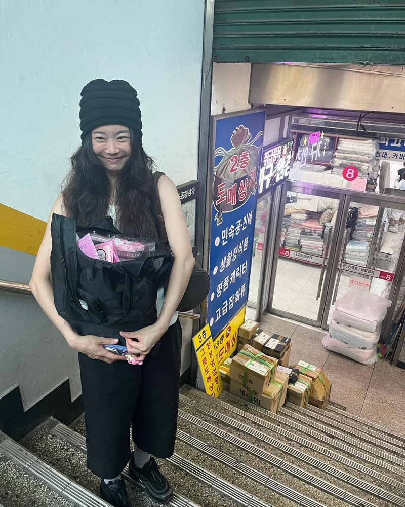 내추럴 소진, 여름 라이프스타일 룩🌿
김부장 촬영 모두 마친 남편 이동하와 함께 휴가를 간 듯한 소진.
과하게 꾸미지 않아도 내추럴한 분위기를 완성해 주는 소진의 여름 '키 아이템' 3가지를 소개합니다.
올여름 코디가 고민될 때마다 꺼내볼 수 있도록 지금 바로 저장해 두세요!
• 파르티멘토 VTG 워시드 선라이트 볼 캡 네이비, 3만 원대
• 스무스무드 카인드 슬리브리스 아이보리, 5만 원대
• 보테가 베네타 미니 루프 카메라백 포리지, 280만 원대 이미지5