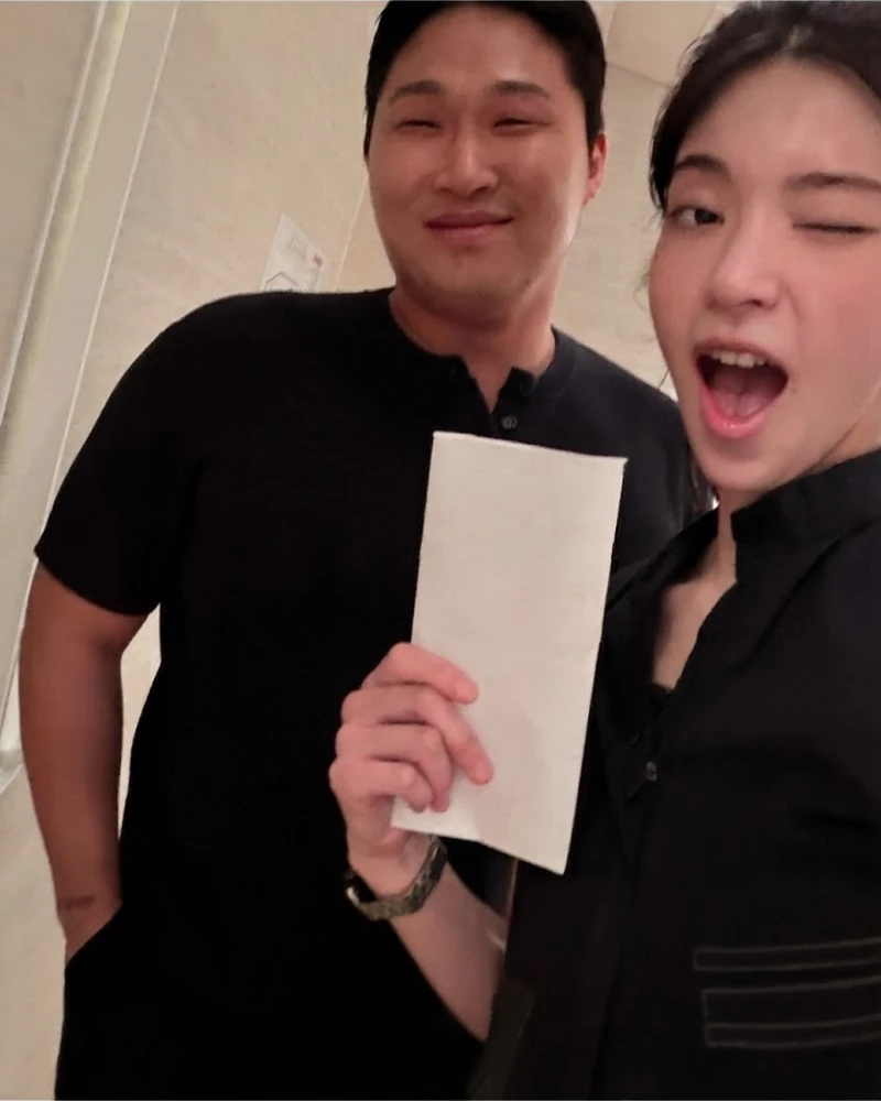 양홍원 ❤️ 원현주, 결혼식 올립니다!
힙합 패밀리의 훈훈하고 특별한 만남 현장 공개!🔥✨
스윙스의 인스타그램에 양홍원, 원현주 부부의 청첩장 모임 사진이 올라와 눈길을 사로잡고 있습니다.
저스트뮤직 식구들이 한자리에 모여 결혼을 축하하는 자리가 마련되었는데요. 청첩장을 손에 든 모습부터 앙증맞은 루아의 귀여운 존재감까지 더해져 한층 다정하고 유쾌한 분위기를 자아내죠!
두 사람은 다가오는 10월 결혼식을 올릴 예정이라고 합니다. 💍
의리와 애정이 듬뿍 느껴지는 저스트뮤직 청첩장 모임이네요! 이미지3