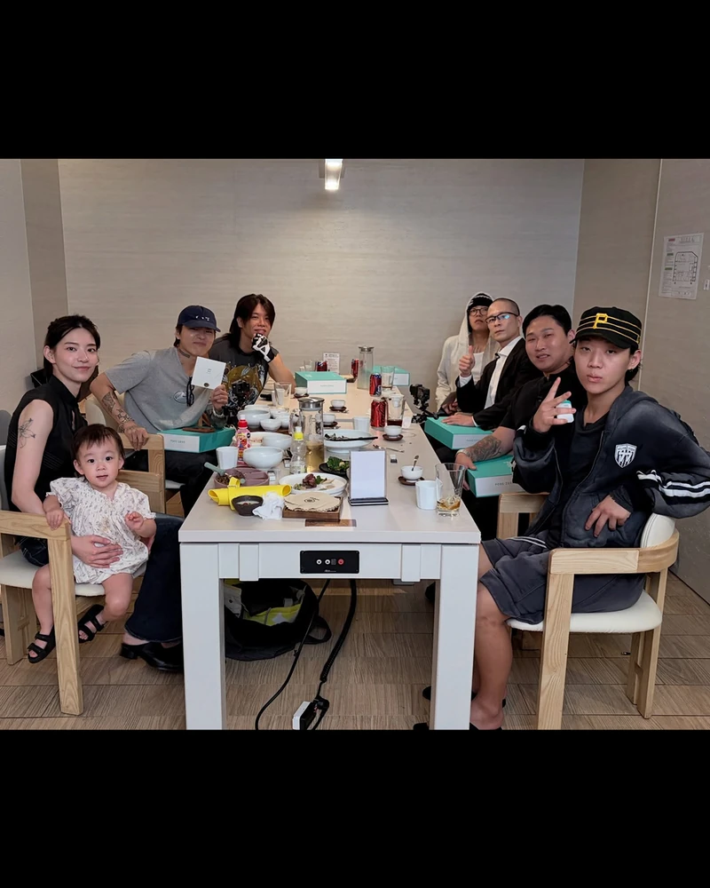 양홍원 ❤️ 원현주, 결혼식 올립니다!
힙합 패밀리의 훈훈하고 특별한 만남 현장 공개!🔥✨
스윙스의 인스타그램에 양홍원, 원현주 부부의 청첩장 모임 사진이 올라와 눈길을 사로잡고 있습니다.
저스트뮤직 식구들이 한자리에 모여 결혼을 축하하는 자리가 마련되었는데요. 청첩장을 손에 든 모습부터 앙증맞은 루아의 귀여운 존재감까지 더해져 한층 다정하고 유쾌한 분위기를 자아내죠!
두 사람은 다가오는 10월 결혼식을 올릴 예정이라고 합니다. 💍
의리와 애정이 듬뿍 느껴지는 저스트뮤직 청첩장 모임이네요! 이미지2