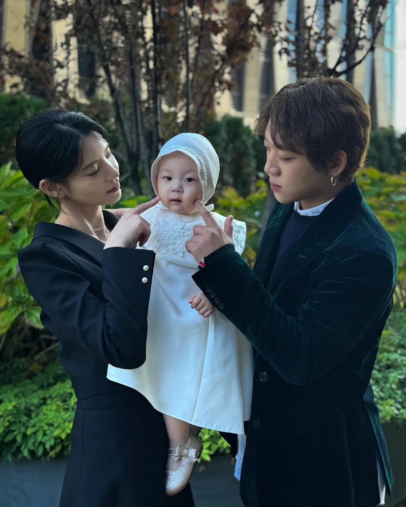 양홍원 ❤️ 원현주, 결혼식 올립니다!
힙합 패밀리의 훈훈하고 특별한 만남 현장 공개!🔥✨
스윙스의 인스타그램에 양홍원, 원현주 부부의 청첩장 모임 사진이 올라와 눈길을 사로잡고 있습니다.
저스트뮤직 식구들이 한자리에 모여 결혼을 축하하는 자리가 마련되었는데요. 청첩장을 손에 든 모습부터 앙증맞은 루아의 귀여운 존재감까지 더해져 한층 다정하고 유쾌한 분위기를 자아내죠!
두 사람은 다가오는 10월 결혼식을 올릴 예정이라고 합니다. 💍
의리와 애정이 듬뿍 느껴지는 저스트뮤직 청첩장 모임이네요! 이미지6