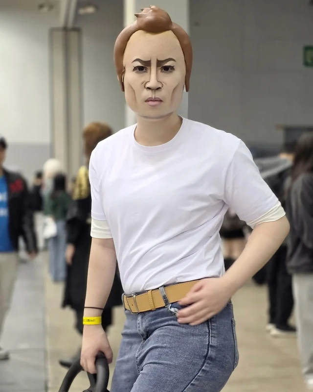 이게 다 한 사람이라고요?!👀 스크롤 내리다 제 눈을 의심했습니다... 짱구는 못말려 속 노상식부터 최성곤, 구준표, 로다주까지.. 프로필에 적힌 'Not AI'라는 멘트가 무색하게 오직 분장과 연기력만으로 2D와 3D를 넘나드는 레전드 코스플레이어 계피의 작품인데요. 캐릭터 본체가 들어간 게 아닐까 싶을 정도로 한계 없는 소화력. "상식에 사로잡히지 마!" 오직 캐릭터에 대한 애정과 섬세한 손길로 완성된 계피의 다채로운 코스프레 아카이브들을 슬라이드를 넘겨 직접 확인해 보세요!📲 이미지