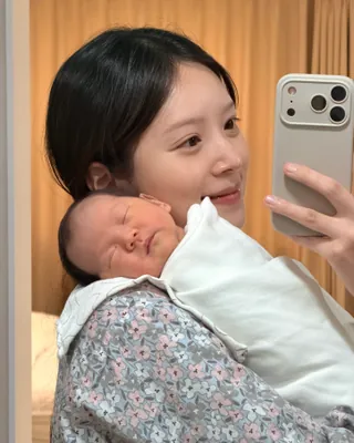 리틀 김지영이 나와버렸다👼🏻🤍
7월 20일 엄마 아빠가 된 <하트시그널4>의 김지영, 윤수영 부부가 개인 인스타그램 계정을 통해 “이렇게 단번에 마음을 사로잡은 존재가 또 있었던가”라는 글과 함께 태어난 지 2주 남짓 된 딸과 함께한 사진을 공개했는데요.
“포비의 이름은 윤슬, 슬이로 지었습니다. 언젠가 슬이에게 너의 이름이 얼마나 영롱한지 알려줄 날이 오겠죠?”라고 딸의 이름을 공개하며 마음이 몽글몽글해지는 다정한 순간들을 전했습니다.
또렷한 이목구비와 쌍꺼풀이 예쁜 이름과 꼭 닮은 모습,,💗
사랑 가득한 세 가족의 따뜻한 순간들을 슬라이드로 확인해 보세요.📲🍼 이미지