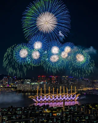 2026 불꽃축제는 조금 일찍 만납니다🎆
한화가 '서울세계불꽃축제 2026'을 오는 9월 5일 토요일 여의도 한강공원 일대에서 개최한다고 밝혔습니다. 지난해 9월 말 열렸던 축제를 추석 연휴와 외국인 관광객 방문 수요 등을 고려해 3주가량 앞당겼습니다. 이번 축제에는 한국을 비롯해 미국, 영국 등 3개국 대표 연화팀이 참가합니다.
무료로 관람할 수 있는 '골든티켓'은 PLUS 트라이브 앱에서 8월 23일까지 응모할 수 있으며, 현재 노들섬 유료 관람 구역인 '오렌지플레이존' 티켓 예매도 진행 중입니다. 관람권은 구역별로 11만~22만 원이며 1인당 최대 5매까지 구매할 수 있습니다.
한편 불꽃쇼는 오후 7시 40분 공식 행사 이후 오후 8시 막을 올리는데요. 불꽃쇼는 오후 9시 10분까지 이어지며, 이후 오후 10시까지 애프터 DJ 공연이 진행될 예정입니다. 이미지
