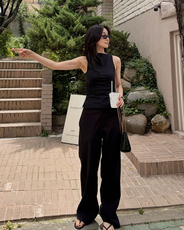 디테일로 완성하는 '예쁜 어깨 자랑' 룩😎 각 룩의 포인트만 알면 쉽게 따라 할 수 있는 노하우🔥☀️ LOOK 1. 올블랙 무드: 시크 그 자체 이청아는 크루넥 민소매에 와이드핏 팬츠를 톤온톤으로 매치했는데요. 상/하의 같은 블랙이지만 소재감을 달리해 룩에 입체감을 살린 게 포인트. 밀착된 상의와 여유롭게 흐르는 하의의 대비가 '꾸안꾸 어른미'를 완성해줍니다. LOOK 2. 코튼 민소매 x 실크 와이드팬츠: 소재 대비 입체감 평소 비비드한 컬러를 잘 활용하는 박규영은 청량한 블루 컬러 민소매 하나로 생기를 더한 조합을 완성했습니다. 특히 상의는 코튼, 하의는 실크 소재로 매치했는데요. 서로 다른 소재감이 만나 룩에 자연스러운 입체감을 더해줍니다. 여기에 흐르듯 떨어지는 와이드팬츠 실루엣이 체형까지 자연스럽게 커버해줘요. LOOK 3. 화이트 탱크톱 x 청바지: 이지 캐주얼 스쿱넥 화이트 탱크톱에 워시드 데님으로 자칫 평범해 보일 수 있지만, 블랙 벨트로 허리 라인을 살짝 강조한 조합. 카리나처럼 가벼운 가디건을 어깨에 걸치기만 해도 여행룩, 데일리룩 모두 완벽 소화 가능해요. LOOK 4. 머스터드 컬러 민소매 x 미니스커트: 컬러 대비 김민하는 스퀘어넥 머스터드 옐로우 컬러 캐미솔에 라일락 블루 미니스커트를 매치한 조합을 선보였습니다. 웜톤과 쿨톤의 대비되는 컬러 매치 덕분에 화사함은 배로 올라갔죠. 특히 파스텔 & 어스톤 컬러 조합은 페미닌룩의 정석이죠. 무더운 여름 민소매 룩, 이 4가지 공식만 기억하세요🧚🏻♂️ 이미지
