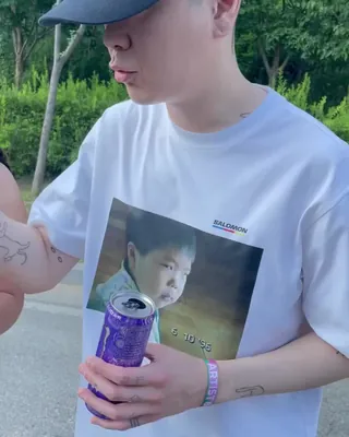 펜타포트 혁오🍼티셔츠마다 다른 아기
혁오 티셔츠, 자세히 보면 프린트가 전부 다릅니다 🎸
혁오가 인천 펜타포트 록 페스티벌 무대 사진을 공개했습니다. 8월 1일 송도달빛축제공원, 단독 밴드 셋으로 오른 무대예요.
사진 속 멤버들은 흰 살로몬 티셔츠를 맞춰 입었는데, 가슴팍 프린트가 저마다 다릅니다. 세면대 앞에서 인형을 안은 아이, 정글짐에 매달린 나비넥타이 차림의 아이. 일각에선 멤버 본인들의 어린 시절 사진 입니다. 이미지