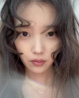 아이유가 오랜만에 근황을 전했어요📸
아이유는 "열심히 살고 있음"이라는 글과 함께 여러 장의 사진을 올렸는데요. 화장기 없는 수수한 모습, 운동 후 땀 흘리는 모습 등 자연스러운 일상이 담겼습니다.
특히 팬들의 이목을 끈 건 배경음악이었습니다. 일부 사진에 과거 공개 연애를 했던 장기하와 얼굴들의 '별일 없이 산다'를 삽입한 것인데요. 팬들은 "이 언니 생각보다 쿨하다"라는 반응을 보이고 있습니다.
최근 이관개방증 치료로 활동을 잠정 중단했던 아이유의 건강하고 밝은 모습에 많은 이들이 안도하고 있습니다. 이미지