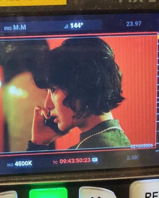 '킬러들의 쇼핑몰 시즌2'😉❤️킬러 큐
요즘 매력에 한창 빠졌는데, 카메라 꺼지면 더 매력있는 모습.
검을 뽑는 손에 망설임이 없습니다. 디즈니+ '킬러들의 쇼핑몰 시즌2'의 S급 킬러 큐, 통화 한 통도 "일하는 중이니까 방해하지 말고, 빨리 용건이나 말해"로 끊습니다.
청소부로 위장했다 테러리스트에게 붙잡힌 순간에도 표정이 그대로고요. 일도류 검술과 타격을 직접 소화하며 소민혜(금해나)와 맞붙는 4회가 정점입니다. 카메라가 꺼지면, 이 얼굴입니다.
큐를 연기한 현리는 일본을 중심으로 활동해온 재일교포 배우입니다. 애플TV+ ‘파친코’의 키요, 넷플릭스 ’이 사랑 통역 되나요?’의 나나미를 거쳤고 한국어·일본어·영어를 모두 씁니다. 이미지