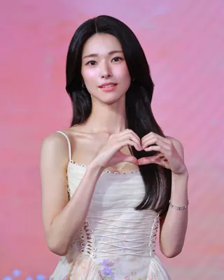집안 자체가 메디컬 드라마인 거잖아요?🩺
유튜브 넷플릭스 코리아 <홍보하러 온 건 맞는데, 홍건데>에 공개된 영상에서 배우 하영이 놀라운 가문 내력을 공개했습니다.💡
자신의 대표작인 <중증외상센터> 촬영 당시를 회상하던 중 MC 유병재가 집안 내력을 묻자, 하영은 "증조부와 할아버지, 아버지, 그리고 언니까지 의사"라며 무려 4대째 이어져 온 의사 집안임을 밝혔는데요.👀
공교롭게도 상대 배우인 정해인 또한 아버지가 안과 전문의, 어머니가 병리과 의사로 알려진 대표적인 의료인 가문 출신,,,,
두 배우가 주연을 맡은 넷플릭스 시리즈 <이런 엿같은 사랑>은 기억상실 검사 고은새와 복싱 코치 장태하의 동거생활을 그린 로맨틱 코미디로 넷플릭스를 통해 공개됩니다.
두 배우의 특별한 공통점과 드라마 티저 속 훈훈한 케미에 팬들의 반응도 뜨겁습니다🔥 이미지