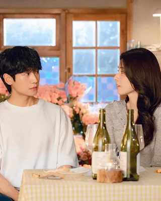 집안 자체가 메디컬 드라마인 거잖아요?🩺
유튜브 넷플릭스 코리아 <홍보하러 온 건 맞는데, 홍건데>에 공개된 영상에서 배우 하영이 놀라운 가문 내력을 공개했습니다.💡
자신의 대표작인 <중증외상센터> 촬영 당시를 회상하던 중 MC 유병재가 집안 내력을 묻자, 하영은 "증조부와 할아버지, 아버지, 그리고 언니까지 의사"라며 무려 4대째 이어져 온 의사 집안임을 밝혔는데요.👀
공교롭게도 상대 배우인 정해인 또한 아버지가 안과 전문의, 어머니가 병리과 의사로 알려진 대표적인 의료인 가문 출신,,,,
두 배우가 주연을 맡은 넷플릭스 시리즈 <이런 엿같은 사랑>은 기억상실 검사 고은새와 복싱 코치 장태하의 동거생활을 그린 로맨틱 코미디로 넷플릭스를 통해 공개됩니다.
두 배우의 특별한 공통점과 드라마 티저 속 훈훈한 케미에 팬들의 반응도 뜨겁습니다🔥 이미지