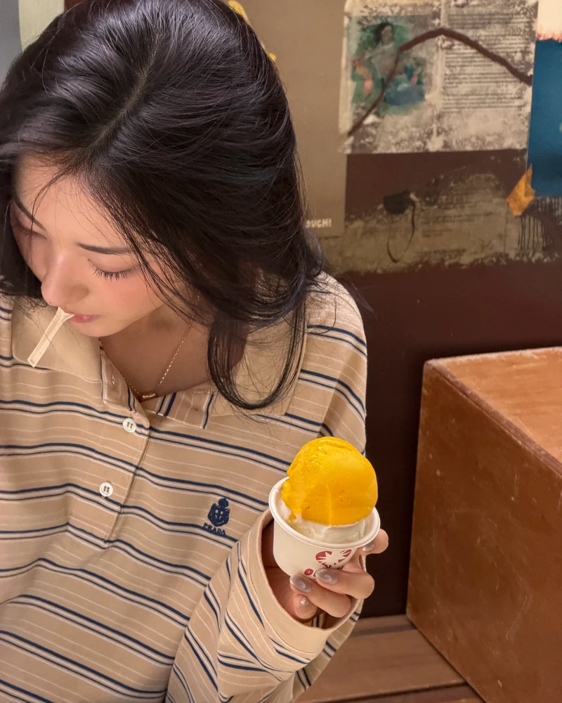 입추가 오면, 티셔츠부터 바뀜🍂 🤑
카리나, 사나, 가원, 봉태규까지. 최근 셀럽들이 공통으로 선택한 아이템은 프라다의 신상 스트라이프 코튼 피케 폴로 셔츠.
클래식한 스트라이프와 여유로운 실루엣 덕분에 데님부터 슬랙스, 버뮤다 팬츠까지 자연스럽게 어우러지며 여름과 가을 사이를 가장 세련되게 연결해 줘요😍
올가을 트렌드를 한발 먼저 담고 싶다면, 가장 먼저 눈여겨봐야 할 아이템입니다.
• 프라다 스트라이프 코튼 피케 폴로 셔츠, 225만 원대 이미지6