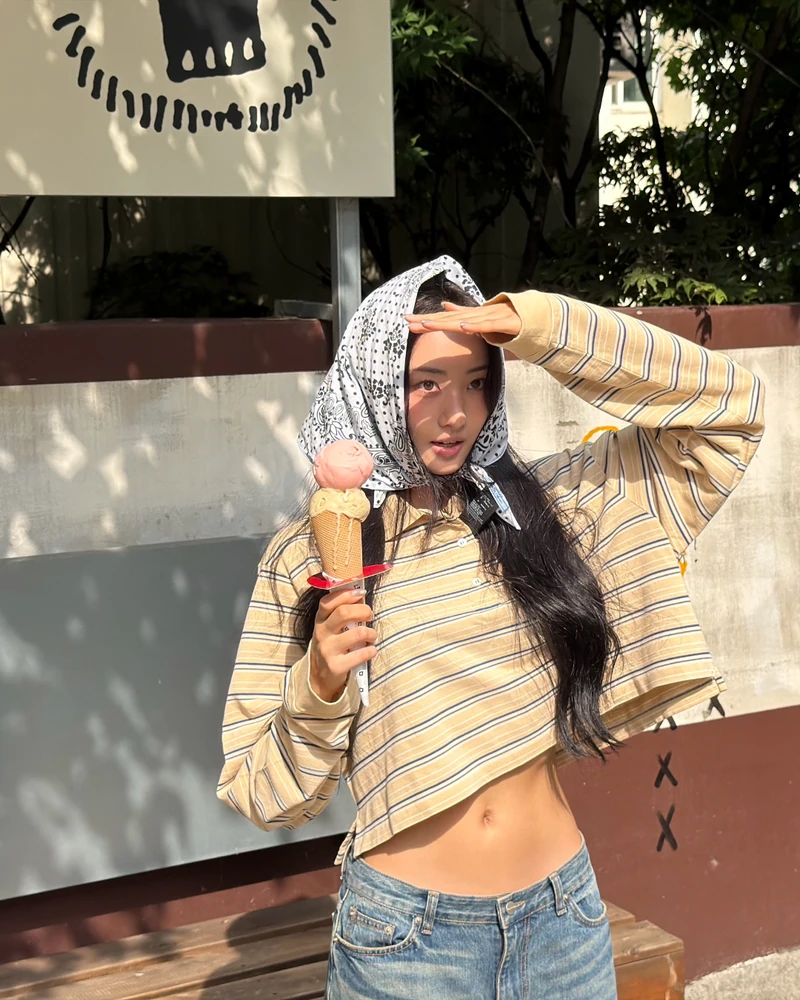 입추가 오면, 티셔츠부터 바뀜🍂 🤑
카리나, 사나, 가원, 봉태규까지. 최근 셀럽들이 공통으로 선택한 아이템은 프라다의 신상 스트라이프 코튼 피케 폴로 셔츠.
클래식한 스트라이프와 여유로운 실루엣 덕분에 데님부터 슬랙스, 버뮤다 팬츠까지 자연스럽게 어우러지며 여름과 가을 사이를 가장 세련되게 연결해 줘요😍
올가을 트렌드를 한발 먼저 담고 싶다면, 가장 먼저 눈여겨봐야 할 아이템입니다.
• 프라다 스트라이프 코튼 피케 폴로 셔츠, 225만 원대 이미지2