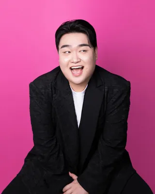 큐카츠 '김규원', 이런 분이 잘돼야죠🙋🏻♂️
제5회 청룡시리즈어워즈에서 신인남자예능인상을 수상하며 맹활약 중인 개그맨 김규원의 따뜻한 미담이 전해졌어요❤️
과거 사회복무요원 시절 선천성 근육병을 앓는 초등학생을 진심으로 돌본 사연이 7일 공개됐습니다. 아이의 속옷을 손수 빨아 말려 전달하고, 바쁜 방송 일정 속에서도 중학교 졸업식에 참석해 약속을 지킨 일화가 일러스트레이터 키크니를 통해 알려졌습니다. 사연자는 '저희 가족에게 선생님은 연예인 통틀어 0순위'라며 감사를 전했습니다. 이미지