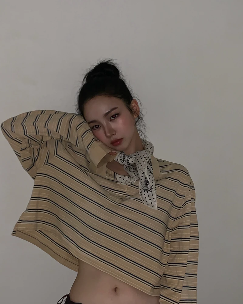 입추가 오면, 티셔츠부터 바뀜🍂 🤑
카리나, 사나, 가원, 봉태규까지. 최근 셀럽들이 공통으로 선택한 아이템은 프라다의 신상 스트라이프 코튼 피케 폴로 셔츠.
클래식한 스트라이프와 여유로운 실루엣 덕분에 데님부터 슬랙스, 버뮤다 팬츠까지 자연스럽게 어우러지며 여름과 가을 사이를 가장 세련되게 연결해 줘요😍
올가을 트렌드를 한발 먼저 담고 싶다면, 가장 먼저 눈여겨봐야 할 아이템입니다.
• 프라다 스트라이프 코튼 피케 폴로 셔츠, 225만 원대 이미지7
