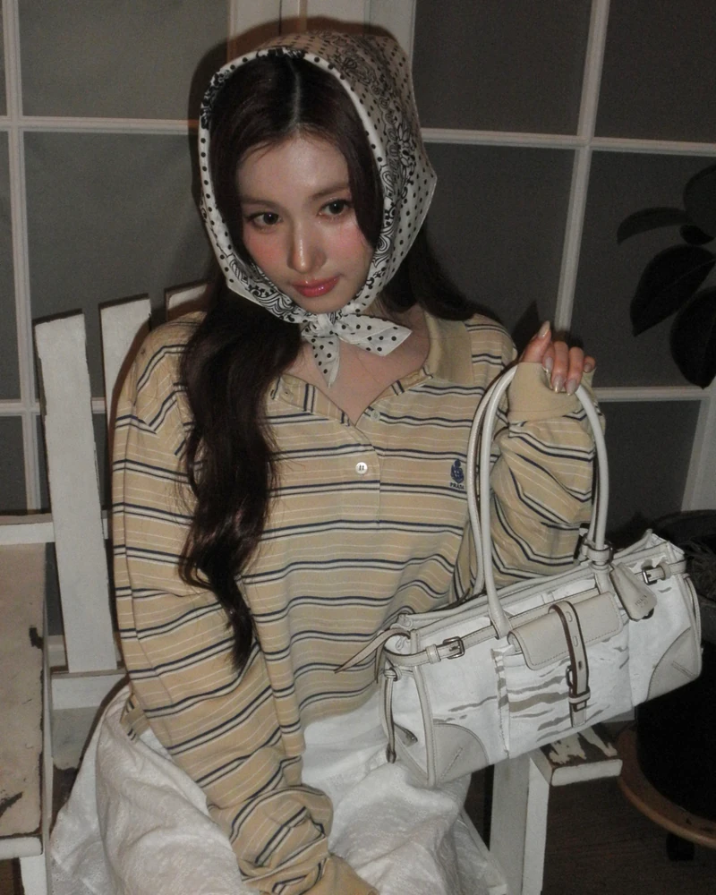 입추가 오면, 티셔츠부터 바뀜🍂 🤑
카리나, 사나, 가원, 봉태규까지. 최근 셀럽들이 공통으로 선택한 아이템은 프라다의 신상 스트라이프 코튼 피케 폴로 셔츠.
클래식한 스트라이프와 여유로운 실루엣 덕분에 데님부터 슬랙스, 버뮤다 팬츠까지 자연스럽게 어우러지며 여름과 가을 사이를 가장 세련되게 연결해 줘요😍
올가을 트렌드를 한발 먼저 담고 싶다면, 가장 먼저 눈여겨봐야 할 아이템입니다.
• 프라다 스트라이프 코튼 피케 폴로 셔츠, 225만 원대 이미지4