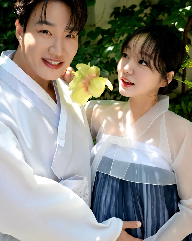 김기리·문지인, 2년 만에 득남💙
김기리·문지인 부부가 드디어 부모가 됐어요! 🍼
결혼 2년 만에 첫아들을 품에 안았습니다. 두 사람은 그동안 유산과 난임으로 힘든 시간을 보냈다고 하는데요. 긴 기다림 끝에 만난 아이라 기쁨이 더 클 것 같습니다. 산모와 아기 모두 건강하다고 하니 정말 다행이네요.
앞으로 세 가족이 함께할 행복한 날들을 응원합니다! 이미지2