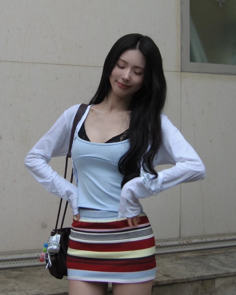 가을 분위기 전환은 머리부터 🍂
한층 차분하고, 성숙한 여자 얼굴을 완성하는 가을 헤어 무드💇🏻♀️
계절이 깊어질수록 이상하게 긴 머리가 당기고, 느슨한 웨이브에 마음이 머뭅니다. 설아는 긴 생머리에 웨이브를 더해 정제된 아름다움을, 김혜수는 긴 흑발 웨이브로 우아하고 고혹적인 매력을 완성했습니다.
(여자)아이들 미연은 짙은 흑발 웨이브로 한층 깊어진 분위기를, 레드벨벳 슬기는 염색과 웨이브 펌으로 새로운 결을 더했습니다.
가을의 분위기를 가장 빠르게 입는 방법은, 옷보다 먼저 머리를 바꾸는 것. 올가을, 조금 더 길고 느슨한 웨이브 어때요? 이미지7