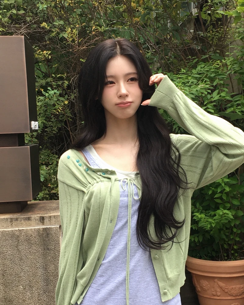 가을 분위기 전환은 머리부터 🍂
한층 차분하고, 성숙한 여자 얼굴을 완성하는 가을 헤어 무드💇🏻♀️
계절이 깊어질수록 이상하게 긴 머리가 당기고, 느슨한 웨이브에 마음이 머뭅니다. 설아는 긴 생머리에 웨이브를 더해 정제된 아름다움을, 김혜수는 긴 흑발 웨이브로 우아하고 고혹적인 매력을 완성했습니다.
(여자)아이들 미연은 짙은 흑발 웨이브로 한층 깊어진 분위기를, 레드벨벳 슬기는 염색과 웨이브 펌으로 새로운 결을 더했습니다.
가을의 분위기를 가장 빠르게 입는 방법은, 옷보다 먼저 머리를 바꾸는 것. 올가을, 조금 더 길고 느슨한 웨이브 어때요? 이미지6