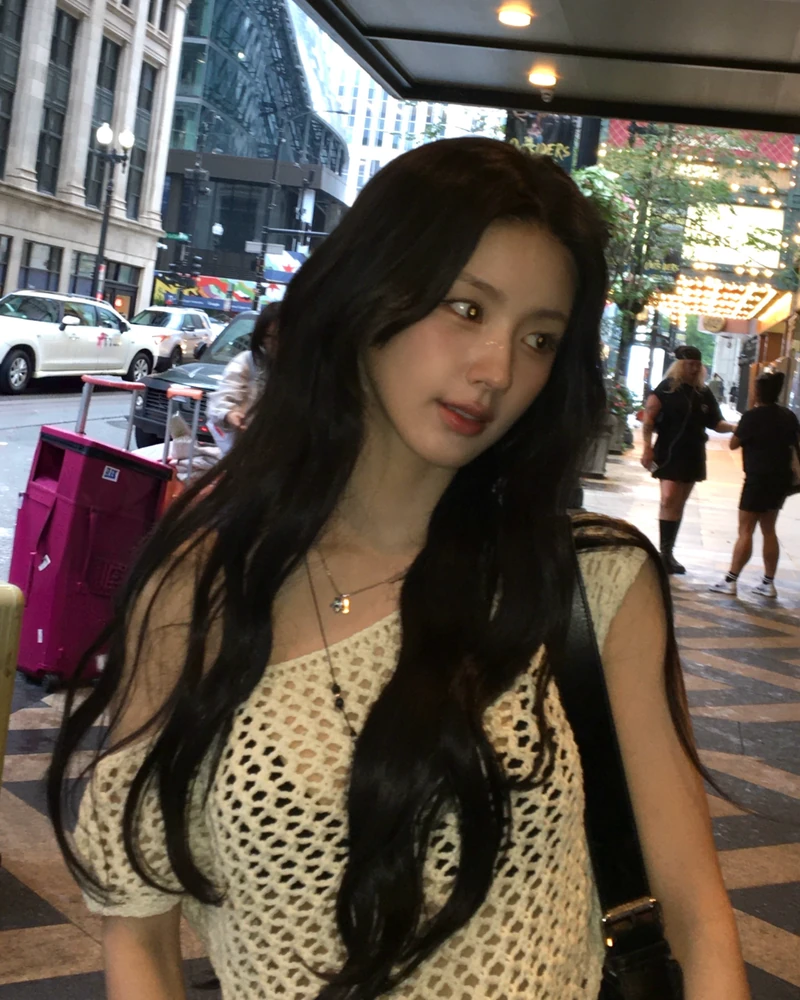 가을 분위기 전환은 머리부터 🍂
한층 차분하고, 성숙한 여자 얼굴을 완성하는 가을 헤어 무드💇🏻♀️
계절이 깊어질수록 이상하게 긴 머리가 당기고, 느슨한 웨이브에 마음이 머뭅니다. 설아는 긴 생머리에 웨이브를 더해 정제된 아름다움을, 김혜수는 긴 흑발 웨이브로 우아하고 고혹적인 매력을 완성했습니다.
(여자)아이들 미연은 짙은 흑발 웨이브로 한층 깊어진 분위기를, 레드벨벳 슬기는 염색과 웨이브 펌으로 새로운 결을 더했습니다.
가을의 분위기를 가장 빠르게 입는 방법은, 옷보다 먼저 머리를 바꾸는 것. 올가을, 조금 더 길고 느슨한 웨이브 어때요? 이미지5