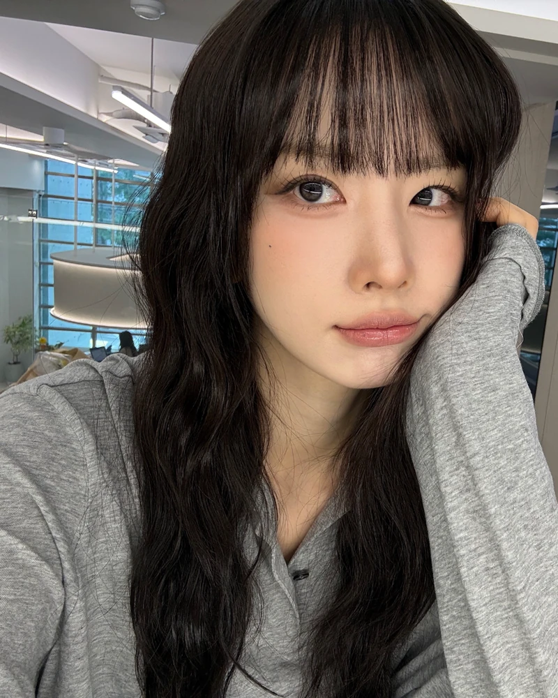 가을 분위기 전환은 머리부터 🍂
한층 차분하고, 성숙한 여자 얼굴을 완성하는 가을 헤어 무드💇🏻♀️
계절이 깊어질수록 이상하게 긴 머리가 당기고, 느슨한 웨이브에 마음이 머뭅니다. 설아는 긴 생머리에 웨이브를 더해 정제된 아름다움을, 김혜수는 긴 흑발 웨이브로 우아하고 고혹적인 매력을 완성했습니다.
(여자)아이들 미연은 짙은 흑발 웨이브로 한층 깊어진 분위기를, 레드벨벳 슬기는 염색과 웨이브 펌으로 새로운 결을 더했습니다.
가을의 분위기를 가장 빠르게 입는 방법은, 옷보다 먼저 머리를 바꾸는 것. 올가을, 조금 더 길고 느슨한 웨이브 어때요? 이미지2