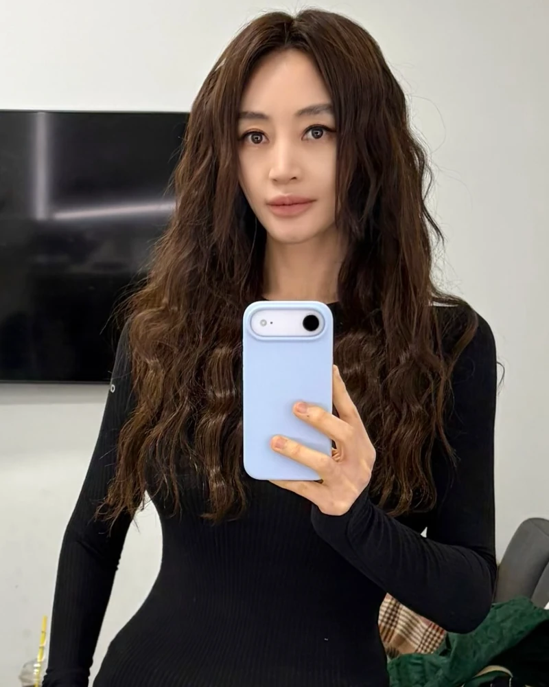 가을 분위기 전환은 머리부터 🍂
한층 차분하고, 성숙한 여자 얼굴을 완성하는 가을 헤어 무드💇🏻♀️
계절이 깊어질수록 이상하게 긴 머리가 당기고, 느슨한 웨이브에 마음이 머뭅니다. 설아는 긴 생머리에 웨이브를 더해 정제된 아름다움을, 김혜수는 긴 흑발 웨이브로 우아하고 고혹적인 매력을 완성했습니다.
(여자)아이들 미연은 짙은 흑발 웨이브로 한층 깊어진 분위기를, 레드벨벳 슬기는 염색과 웨이브 펌으로 새로운 결을 더했습니다.
가을의 분위기를 가장 빠르게 입는 방법은, 옷보다 먼저 머리를 바꾸는 것. 올가을, 조금 더 길고 느슨한 웨이브 어때요? 이미지3