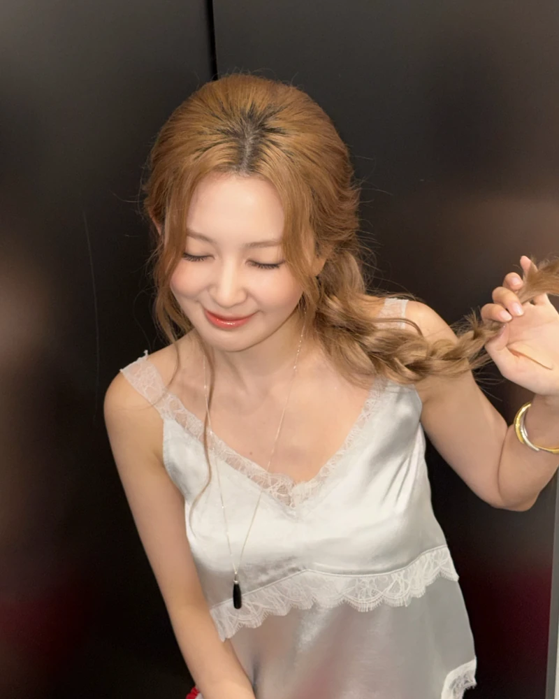 가을 분위기 전환은 머리부터 🍂
한층 차분하고, 성숙한 여자 얼굴을 완성하는 가을 헤어 무드💇🏻♀️
계절이 깊어질수록 이상하게 긴 머리가 당기고, 느슨한 웨이브에 마음이 머뭅니다. 설아는 긴 생머리에 웨이브를 더해 정제된 아름다움을, 김혜수는 긴 흑발 웨이브로 우아하고 고혹적인 매력을 완성했습니다.
(여자)아이들 미연은 짙은 흑발 웨이브로 한층 깊어진 분위기를, 레드벨벳 슬기는 염색과 웨이브 펌으로 새로운 결을 더했습니다.
가을의 분위기를 가장 빠르게 입는 방법은, 옷보다 먼저 머리를 바꾸는 것. 올가을, 조금 더 길고 느슨한 웨이브 어때요? 이미지8