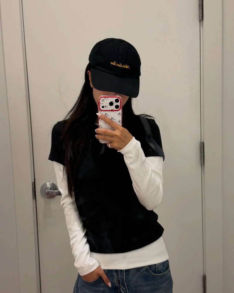 볼캡 마니아들은 안다는 이 브랜드 🧢
공유는 몇 년 전부터 에임 레온 도르(Aimé Leon Dore) 볼캡을 꾸준히 쓰고 있어요.
최근에는 김고은이 공유의 모자를 뺏어 쓰는 모습까지 포착되면서 두 사람의 ‘모자 쟁탈전’도 화제가 됐어요.
최근 뉴욕에서는 제니와 배우 이하영도 에임 레온 도르 캡을 선택했습니다.
제니는 샤넬 ‘슈퍼맨’ 니트에, 이하영은 뉴욕 스트리트 룩에 매치했어요. 뉴욕 감성의 클래식한 볼캡을 찾는다면 눈여겨볼 만한 브랜드입니다.
• 에임 레온 도르 볼캡, 10만 원대
이미지1