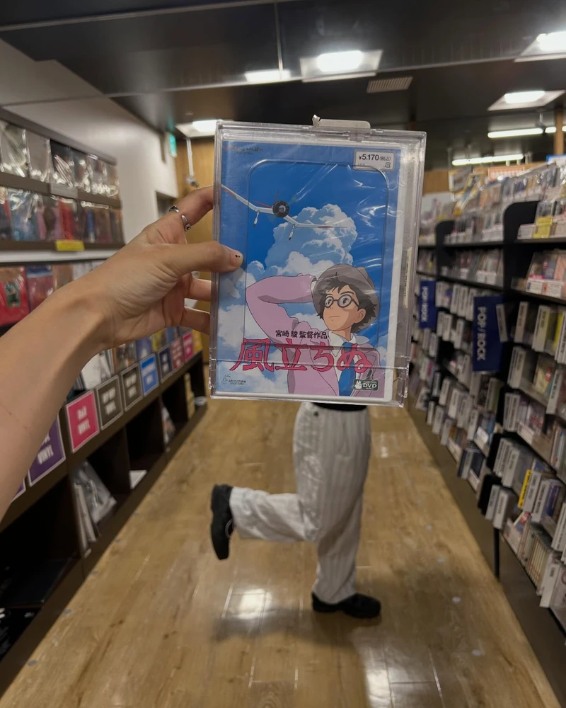 사랑스런 싱어송라이터, 한로로 🎧
2026 한국대중음악상 ‘올해의 음악인’ 수상부터 애증, 너와 나 까지 꾸준히 새로운 음악을 들려주고 있는 한로로.
음악만큼이나 감각적인 사진 속 LP 활용법도 눈길을 끄는데요.
오늘은 우리도 한로로처럼 LP 하나 들고, 조금 특별한 사진을 남겨보는 건 어때요 👀 이미지6