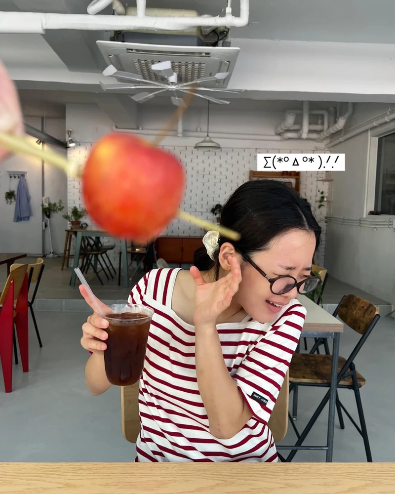 사랑스런 싱어송라이터, 한로로 🎧
2026 한국대중음악상 ‘올해의 음악인’ 수상부터 애증, 너와 나 까지 꾸준히 새로운 음악을 들려주고 있는 한로로.
음악만큼이나 감각적인 사진 속 LP 활용법도 눈길을 끄는데요.
오늘은 우리도 한로로처럼 LP 하나 들고, 조금 특별한 사진을 남겨보는 건 어때요 👀 이미지8