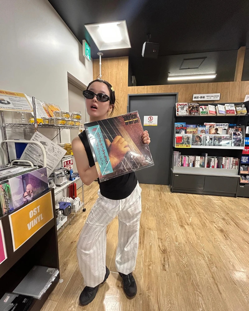 사랑스런 싱어송라이터, 한로로 🎧
2026 한국대중음악상 ‘올해의 음악인’ 수상부터 애증, 너와 나 까지 꾸준히 새로운 음악을 들려주고 있는 한로로.
음악만큼이나 감각적인 사진 속 LP 활용법도 눈길을 끄는데요.
오늘은 우리도 한로로처럼 LP 하나 들고, 조금 특별한 사진을 남겨보는 건 어때요 👀 이미지5