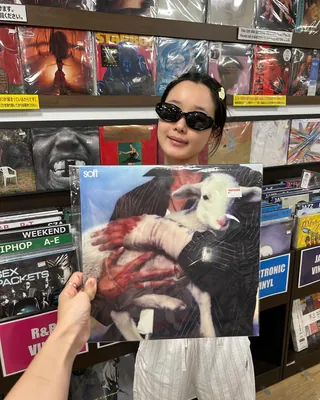 한로로, 2027년 첫 공연은 단독 콘서트 ‘물음표’로 시작합니다.🎵 싱어송라이터 한로로(HANRORO)가 2027년 1월 2일과 3일, 인스파이어 아레나에서 다섯 번째 단독 콘서트 <물음표>를 개최합니다. 티켓 예매는 오는 11월 13일 오후 6시부터 NOL 티켓과 멜론티켓을 통해 진행됩니다. 2026년 한국대중음악상 ‘올해의 음악인’과 서울가요대상 록/발라드상을 수상한 그녀는 2022년 ‘입춘’으로 데뷔, 청춘의 불안과 성장, 사랑을 노래하며 Z세대의 록스타로 떠올랐습니다. 이미지