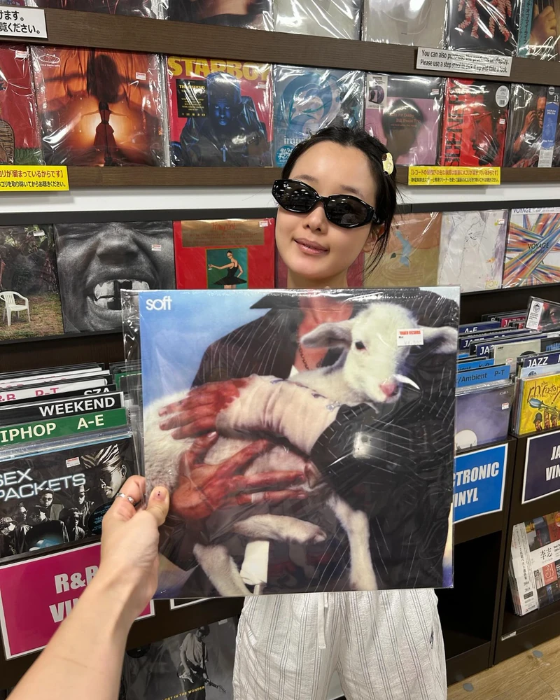 사랑스런 싱어송라이터, 한로로 🎧
2026 한국대중음악상 ‘올해의 음악인’ 수상부터 애증, 너와 나 까지 꾸준히 새로운 음악을 들려주고 있는 한로로.
음악만큼이나 감각적인 사진 속 LP 활용법도 눈길을 끄는데요.
오늘은 우리도 한로로처럼 LP 하나 들고, 조금 특별한 사진을 남겨보는 건 어때요 👀 이미지4