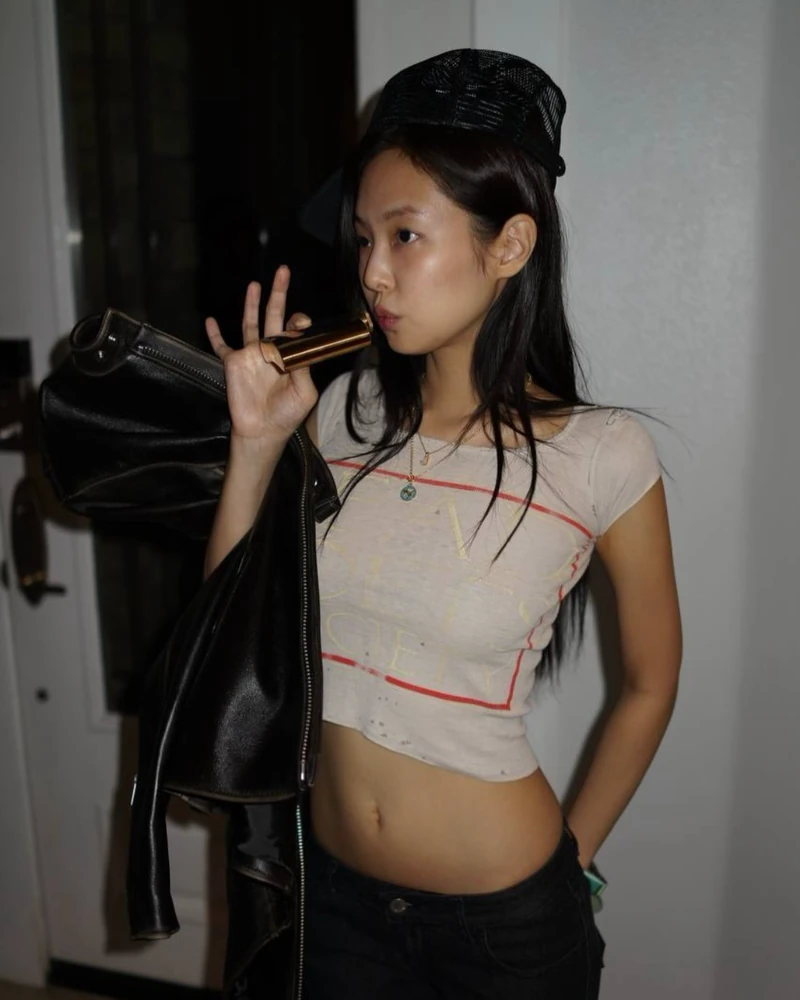 빈티지 데님 어디서 사냐?!🩵여기예요
제니, 카일리 제너 등 모두 가는 LA 빈티지 숍📍 블루이(BLUEY)
제니(JENNIE)가 입은 청바지가 블루이(BLUEY) 물건이었어요. 카일리 제너(Kylie Jenner)와 올리비아 로드리고도 같은 곳에서 건졌고, 테이트 맥레이와 '쇼군'의 애나 사와이까지 이 숍 명단에 올라 있습니다.
로스앤젤레스에서 빈티지 청바지만 골라 파는 곳이에요. 리바이스와 디젤, 에드윈, 마리떼 프랑소와 저버까지 90년대와 2000년대 초 데님이 축이죠.
가격은 80달러대에서 380달러대, 대부분 200~300달러대예요. 새 물건은 현지 정오에 올라오고 같은 게 두 벌 없어서, 사이즈와 기장을 먼저 보고 골라야 합니다.
블루이(BLUEY):
• blueydenim.com (온라인 전용)
• 리바이스·디젤·에드윈·마리떼 프랑소와 저버 등 빈티지 데님
• 80~380달러대 · 대부분 200~300달러대 이미지6