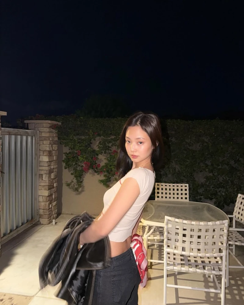 빈티지 데님 어디서 사냐?!🩵여기예요
제니, 카일리 제너 등 모두 가는 LA 빈티지 숍📍 블루이(BLUEY)
제니(JENNIE)가 입은 청바지가 블루이(BLUEY) 물건이었어요. 카일리 제너(Kylie Jenner)와 올리비아 로드리고도 같은 곳에서 건졌고, 테이트 맥레이와 '쇼군'의 애나 사와이까지 이 숍 명단에 올라 있습니다.
로스앤젤레스에서 빈티지 청바지만 골라 파는 곳이에요. 리바이스와 디젤, 에드윈, 마리떼 프랑소와 저버까지 90년대와 2000년대 초 데님이 축이죠.
가격은 80달러대에서 380달러대, 대부분 200~300달러대예요. 새 물건은 현지 정오에 올라오고 같은 게 두 벌 없어서, 사이즈와 기장을 먼저 보고 골라야 합니다.
블루이(BLUEY):
• blueydenim.com (온라인 전용)
• 리바이스·디젤·에드윈·마리떼 프랑소와 저버 등 빈티지 데님
• 80~380달러대 · 대부분 200~300달러대 이미지5
