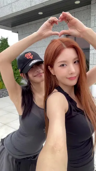 최고 워터밤 여신들🔫이 둘이라니
키스오브라이프 나띠와 권은비가 신곡 ‘SWEAT’ 챌린지를 같이 췄어요. 두 사람 다 블랙 계열 슬리브리스로 위를 맞춰 입고, 워터밤 여신미를 보여줬어요!
이미지