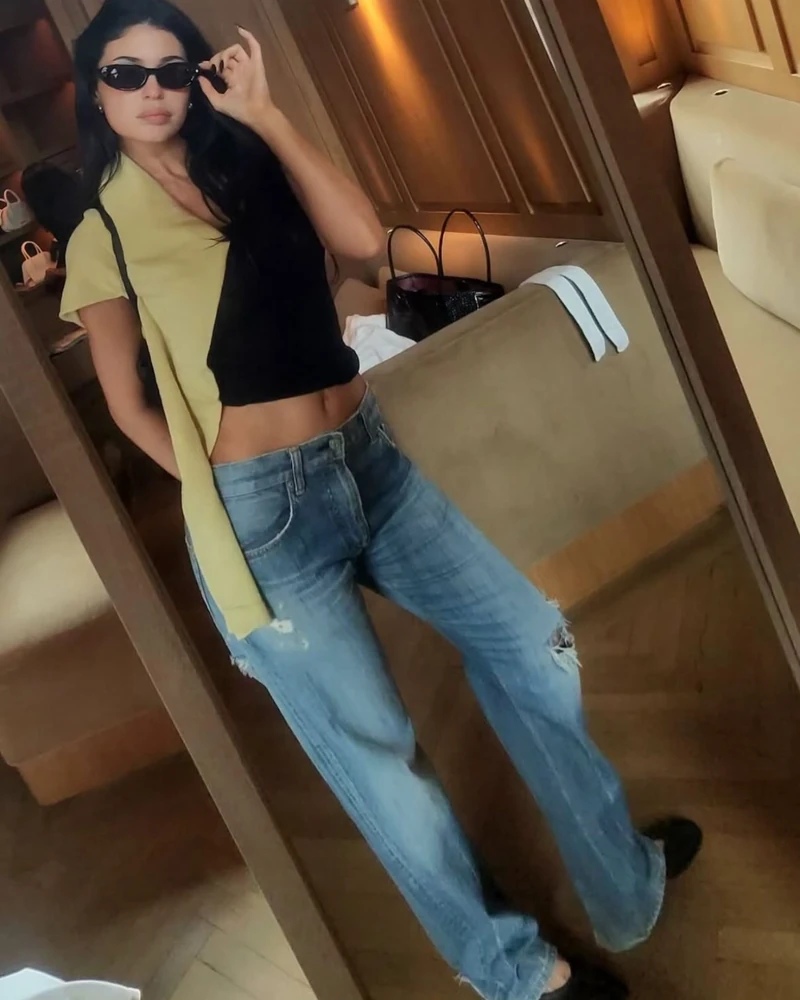 빈티지 데님 어디서 사냐?!🩵여기예요
제니, 카일리 제너 등 모두 가는 LA 빈티지 숍📍 블루이(BLUEY)
제니(JENNIE)가 입은 청바지가 블루이(BLUEY) 물건이었어요. 카일리 제너(Kylie Jenner)와 올리비아 로드리고도 같은 곳에서 건졌고, 테이트 맥레이와 '쇼군'의 애나 사와이까지 이 숍 명단에 올라 있습니다.
로스앤젤레스에서 빈티지 청바지만 골라 파는 곳이에요. 리바이스와 디젤, 에드윈, 마리떼 프랑소와 저버까지 90년대와 2000년대 초 데님이 축이죠.
가격은 80달러대에서 380달러대, 대부분 200~300달러대예요. 새 물건은 현지 정오에 올라오고 같은 게 두 벌 없어서, 사이즈와 기장을 먼저 보고 골라야 합니다.
블루이(BLUEY):
• blueydenim.com (온라인 전용)
• 리바이스·디젤·에드윈·마리떼 프랑소와 저버 등 빈티지 데님
• 80~380달러대 · 대부분 200~300달러대 이미지7