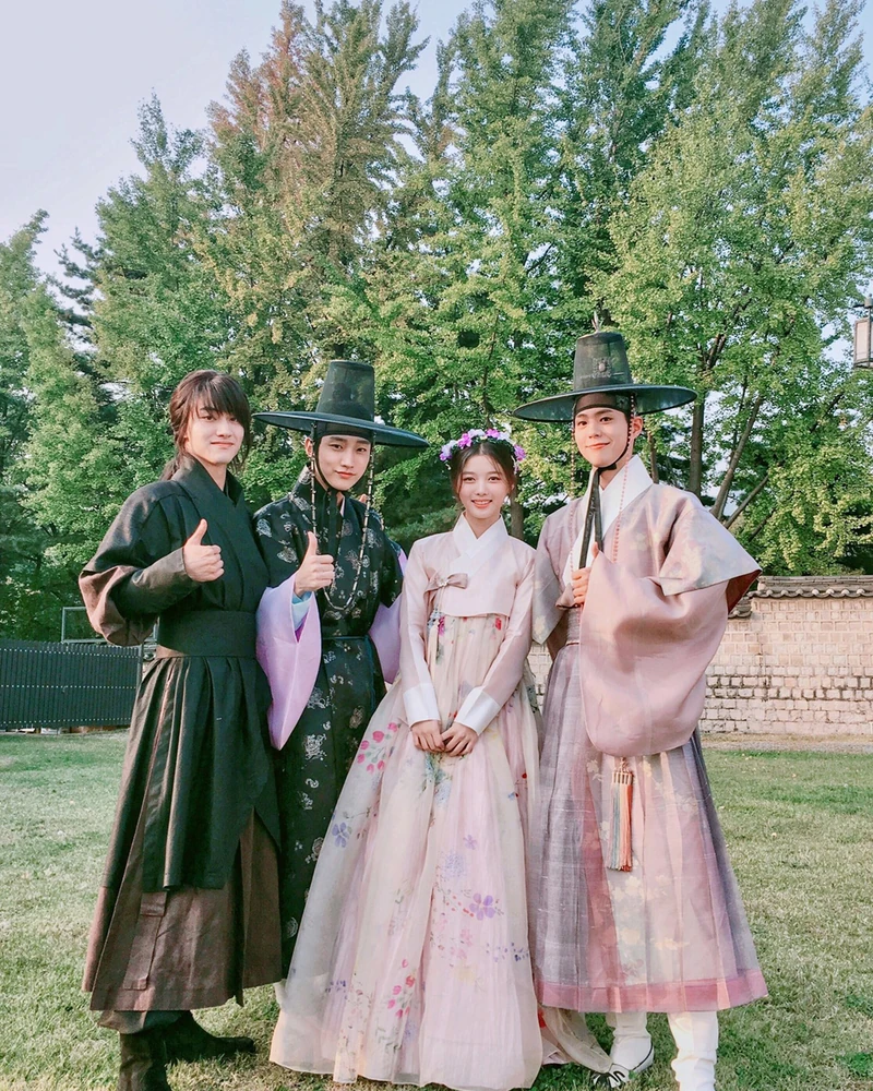 '구르미 그린 달빛' 10주년 여행! ☁️🌙
'구르미 그린 달빛'의 주역 박보검, 김유정, 진영, 채수빈, 곽동연이 방영 10주년을 맞아 다시 뭉쳤습니다.
KBS2 특집 예능 '구르미 다시 그린 달빛'은 10주년을 기념하고 싶다는 박보검의 제안으로 성사되었습니다. 다섯 배우는 지난 4일 강원도 홍천으로 1박 2일 여행을 떠나 10년 전과 다름없는 밝고 유쾌한 분위기 속에서 끈끈한 우정을 과시했습니다.
최고 시청률 23.3% 신드롬을 일으켰던 5인방의 변치 않는 케미를 다시 볼 수 있다니, 팬들에게는 최고의 선물이 될 것 같습니다. 이미지1
