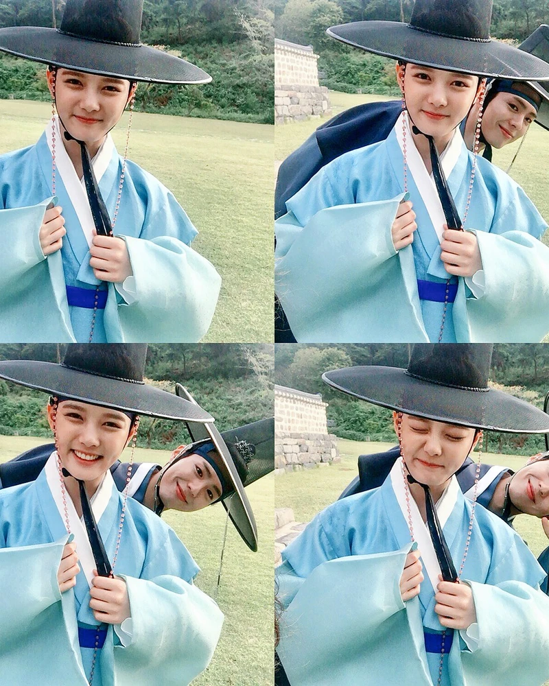 '구르미 그린 달빛' 10주년 여행! ☁️🌙
'구르미 그린 달빛'의 주역 박보검, 김유정, 진영, 채수빈, 곽동연이 방영 10주년을 맞아 다시 뭉쳤습니다.
KBS2 특집 예능 '구르미 다시 그린 달빛'은 10주년을 기념하고 싶다는 박보검의 제안으로 성사되었습니다. 다섯 배우는 지난 4일 강원도 홍천으로 1박 2일 여행을 떠나 10년 전과 다름없는 밝고 유쾌한 분위기 속에서 끈끈한 우정을 과시했습니다.
최고 시청률 23.3% 신드롬을 일으켰던 5인방의 변치 않는 케미를 다시 볼 수 있다니, 팬들에게는 최고의 선물이 될 것 같습니다. 이미지4