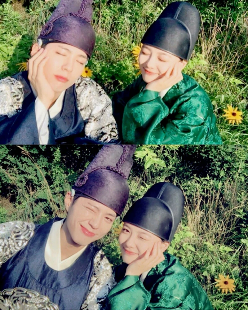 '구르미 그린 달빛' 10주년 여행! ☁️🌙
'구르미 그린 달빛'의 주역 박보검, 김유정, 진영, 채수빈, 곽동연이 방영 10주년을 맞아 다시 뭉쳤습니다.
KBS2 특집 예능 '구르미 다시 그린 달빛'은 10주년을 기념하고 싶다는 박보검의 제안으로 성사되었습니다. 다섯 배우는 지난 4일 강원도 홍천으로 1박 2일 여행을 떠나 10년 전과 다름없는 밝고 유쾌한 분위기 속에서 끈끈한 우정을 과시했습니다.
최고 시청률 23.3% 신드롬을 일으켰던 5인방의 변치 않는 케미를 다시 볼 수 있다니, 팬들에게는 최고의 선물이 될 것 같습니다. 이미지2