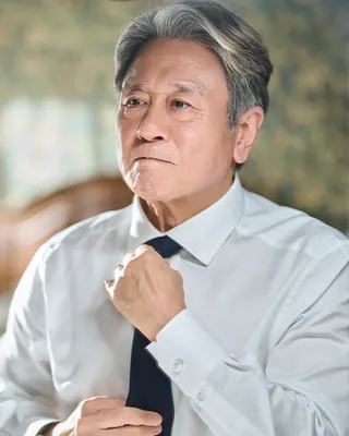 귓가를 맴도는 명언🖤<인턴> 최민식
시장님 경력이 있어서 그런가요? 내가 임마.. 다했어 때문인가요?🤔
서울시장도 했고, 이순신도 했고, 무덤 파는 풍수사도 했습니다. 최민식이 이번엔 인턴입니다. 9월 16일 개봉하는 영화 '인턴'에서 경력 37년짜리 실버 인턴 기호를 맡았어요. 그가 들어가는 회사 대표는 한소희가 연기하는 선우, 런칭 3년 만에 업계가 주목하는 패션 브랜드 CEO입니다.
한소희 밑으로 들어간 최민식. 이번엔 어떤 명언을 남길지 보세요. 이미지