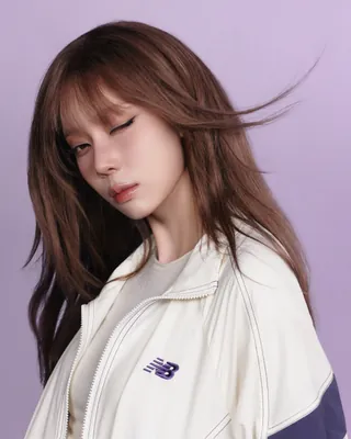 윈터 올해 두 번째💜🤍그 ‘핫템'
퍼플코어를 더 예쁘게 해주는💟 뉴발 ‘이스케이프’ 바람막이
퍼플이 이렇게 잘 받는 얼굴 무드, 우리도.. 할 수 있어요!!
뉴발란스 26FW 캠페인 ‘더 로우 아이코닉(THE RAW ICONIC)’, 메인은 이스케이프 바람막이입니다.
윈터가 퍼플 바람막이를 입고 26FW 캠페인 화보에 등장했어요. 새 옷인데 색이 빠진 듯 보이는 건 다잉 컬러에 워싱 텍스처를 입혀서고, 퍼플은 이번 시즌 트렌드 컬러죠.
지난 2월 740 쉬프티드 바람막이 이후 그 2번째 입니다. 린넨라이크 나일론 타슬란이라 가볍고, 이너를 겹치면 늦여름부터 가을까지 고프코어 겉옷 자리에 그대로 들어갑니다.
• 뉴발란스 이스케이프 바람막이 이미지