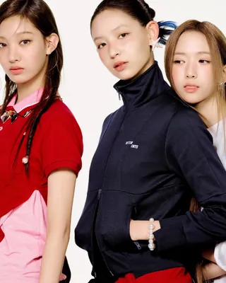 하이브 신규 걸그룹🍋❤️데뷔 전부터 베트멍에 깜짝 등장한 하이브 청량 걸그룹 튜이드(TUIDE)🍑 하이브 신규 레이블 ABD가 선보이는 7인조 걸그룹 TUIDE(튜이드)가 데뷔 전부터 베트멍 공식 계정에 등장했습니다. 서희, 서연, 엘레나, 지아, 사키, 세아, 이하니로 구성된 튜이드는 오는 8월 24일 오후 6시, 첫 EP 〈TUNE & PLAY〉로 정식 데뷔를 앞두고 있어요. 특히 서연은 트와이스 지효의 친동생으로 알려지며 데뷔 전부터 관심을 모으고 있죠. 이번 이미지에서 눈길을 끄는 건 익숙한 베트멍의 어두운 스트릿 무드와는 다른 분위기. 데님과 밝은 컬러, 자연광이 어우러진 청량한 스타일링으로 튜이드만의 풋풋한 이미지를 담았습니다. 튜이드, 어떤 모습으로 첫 무대를 보여줄지 기대됩니다. 이미지