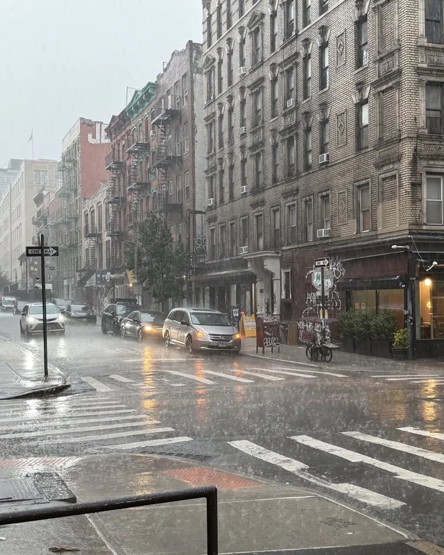 광복절 연휴 나들이 계획하셨다면 주의하셔야겠습니다 🌧️ 광복절인 15일부터 17일까지 전국적으로 비가 내리는 가운데, 남부지방과 제주도를 중심으로 최대 200㎜ 이상의 매우 강하고 많은 비가 쏟아질 것으로 예보됐습니다. 기상청에 따르면 15일 오후부터 전국적으로 비가 시작돼 17일 오전까지 이어집니다. 수도권과 충청, 강원 지역은 20~60㎜의 비가 예상되지만, 전남 남해안과 지리산 부근, 경남 남해안 지역은 150~200㎜ 이상의 집중호우가 내릴 수 있어 호우특보 발표 가능성도 있습니다. 강한 바람과 천둥·번개까지 동반될 수 있어 비 피해에 각별한 주의가 필요합니다. 이미지