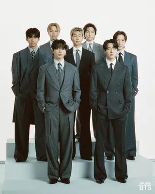 BTS의 보이콧 선언 보름 만에 🇺🇸 그래미가 꼬리를 내렸습니다 🏆 그래미 어워즈를 주관하는 레코딩 아카데미의 하비 메이슨 주니어 CEO는 성명을 통해 신설 예정이던 '최우수 아시안 팝 뮤직 퍼포먼스' 부문의 개편 가능성을 시사했습니다. 지난 6월 해당 부문 신설 발표 후, K팝을 본상에서 배제하려는 구색 맞추기라는 비판이 일었고, BTS는 "음악이 지역이나 언어로 구분되기보다 음악 그 자체로 들리고 사랑받길 바란다"며 출품 보이콧을 선언한 바 있습니다. 메이슨 CEO는 "아티스트들이 해당 부문이 자신들의 음악을 대변하지 못한다고 느낀다는 점을 가슴 깊이 받아들인다"며 하이브 등 아시아 음악 관계자들과 대화를 나누고 있다고 밝혔습니다. 일각에서는 내년 시상식부터 해당 부문이 재편될 수 있다는 전망이 나옵니다. 음악의 본질을 지키려는 아티스트의 목소리가 콧대 높은 그래미의 변화를 끌어내고 있습니다. 이미지